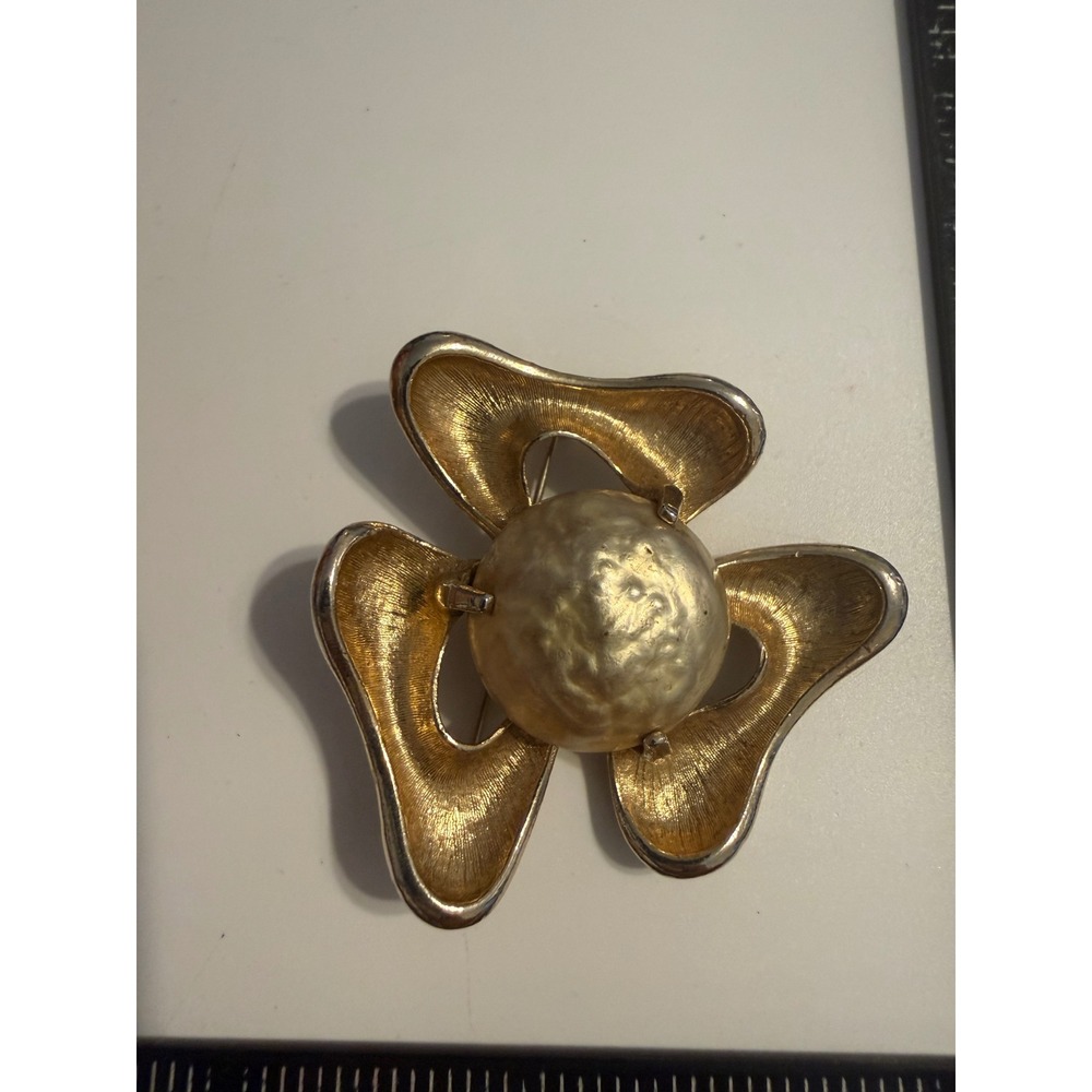 Sarah Coventry Gold Tone Faux Mabe Pearl Abstract Flower Brooch Pin Vintage